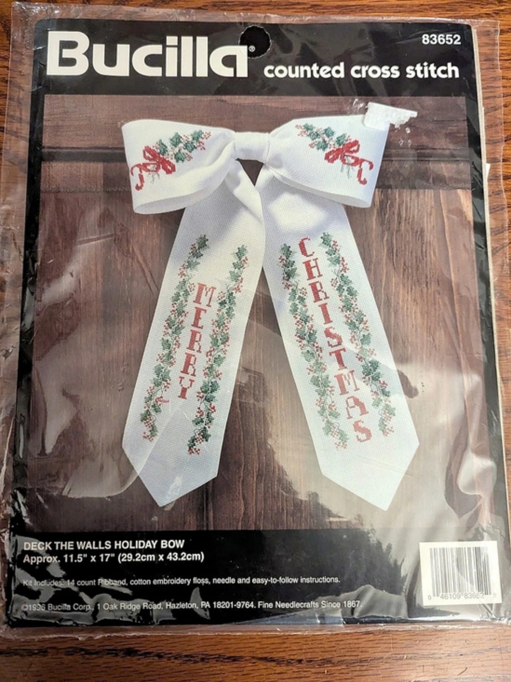 BUCILLA "DECK THE WALLS" HOLIDAY DOOR BOW COUNTED CROSS STITCH KIT *NEW*
